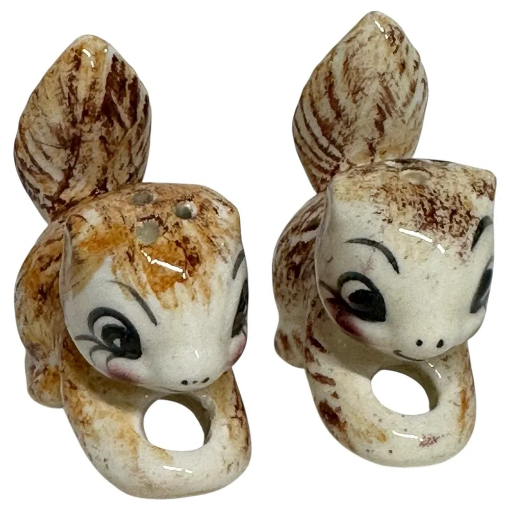 Vintage Anthropomorphic Squirrel Chipmunk Handing Salt & Pepper‎ Shakers Ceramic